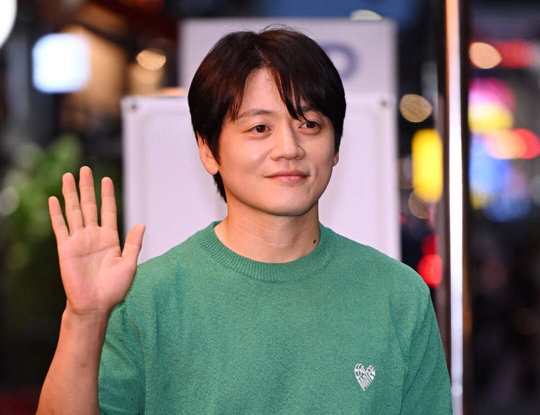 배우 조복래, 싱그러운 그린 니트로 완성한 산뜻한 캐주얼 룩