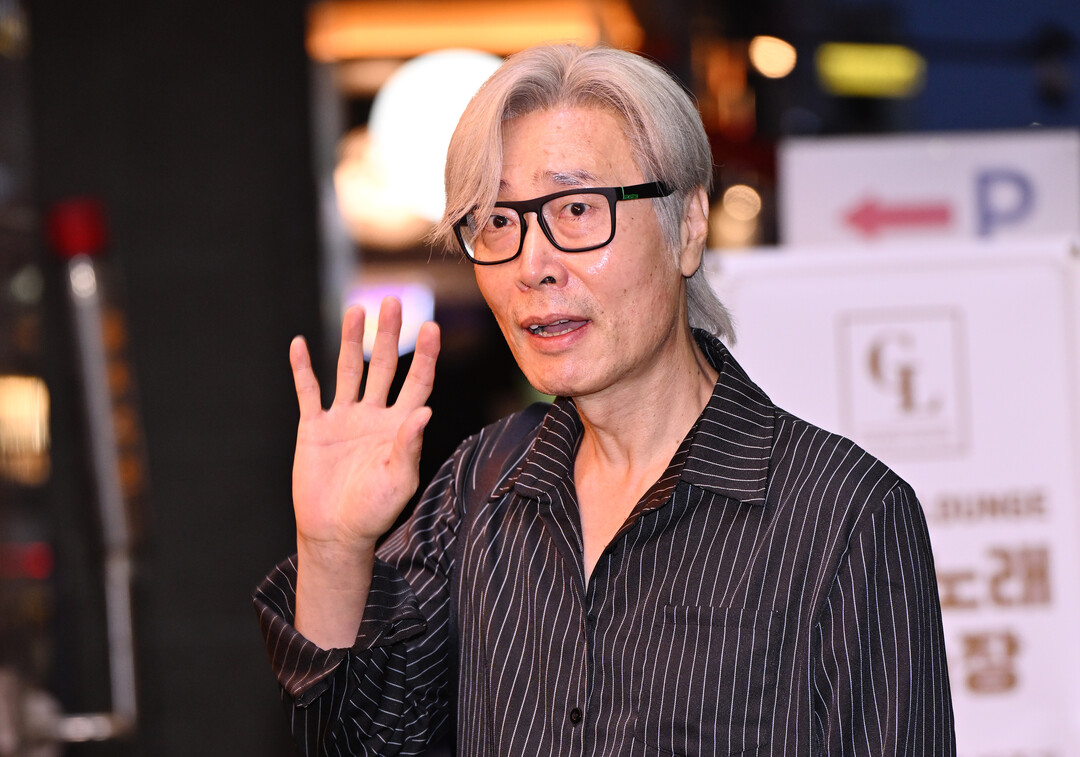 배우 이재용, 실버 헤어로 완성한 감각적인 빈티지 무드