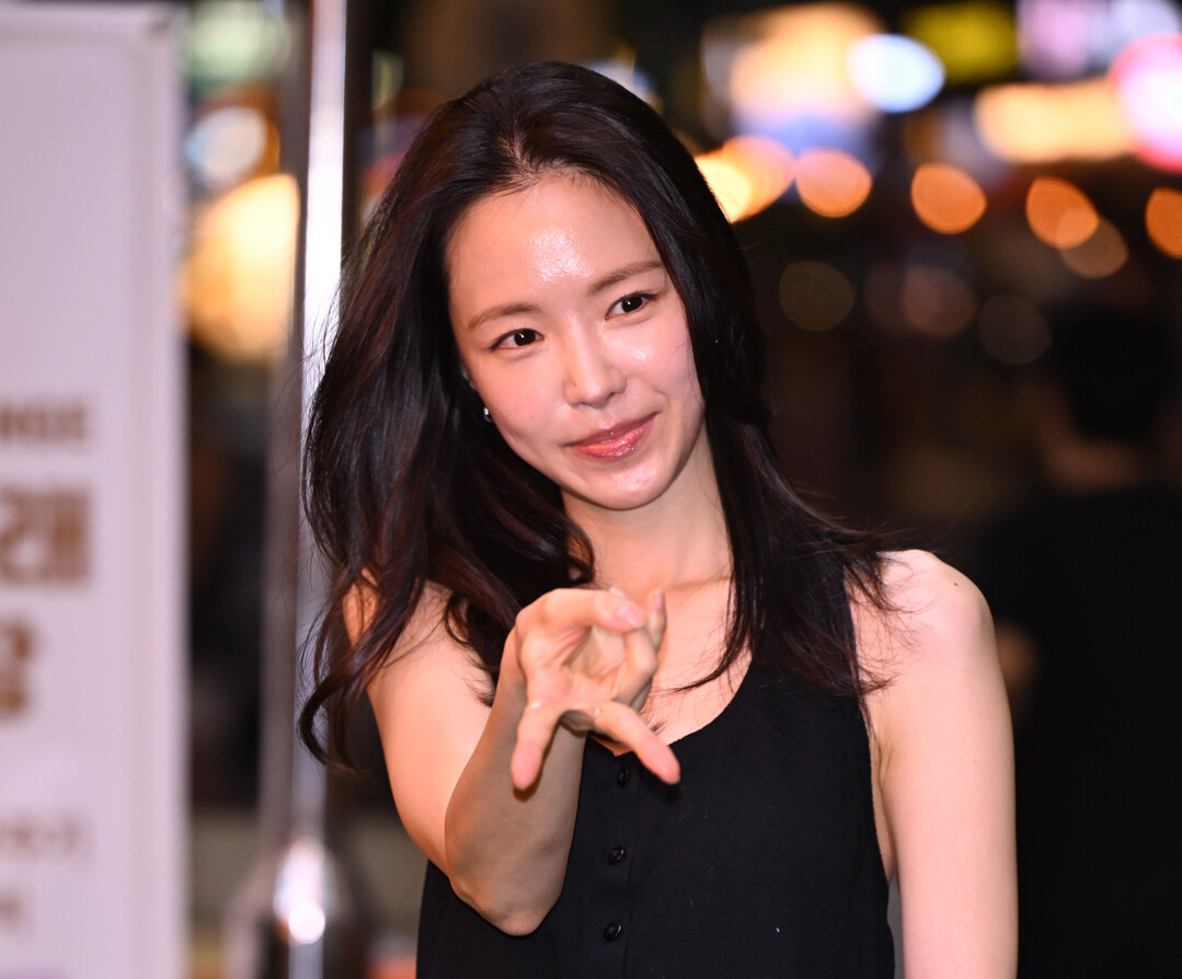 배우 손나은, 블랙 니트 홀터넥 톱으로 완성한 시크한 매력