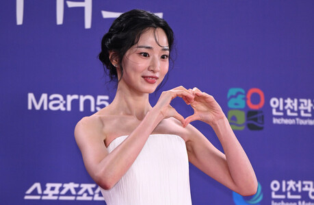방효린, 플리츠 실키 드레스로 완성한 우아한 자태