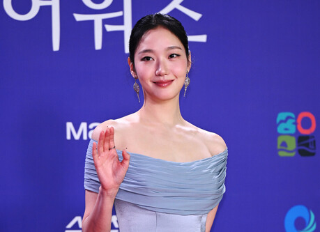 김고은, 시크한 블루 그레이 드레스로 대상의 품격을 입다!