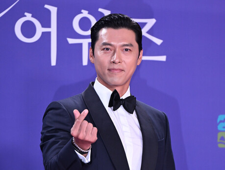 현빈, 슬릭 헤어와 미드나이트 턱시도로 완성한 시크한 남성미