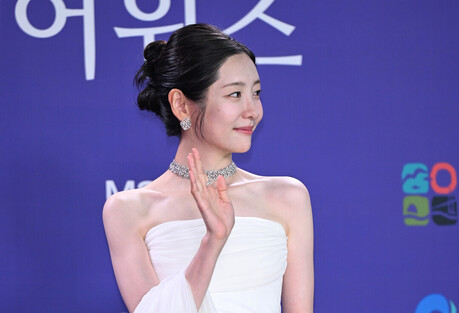 박지현, 화이트 드레이퍼리 드레스로 완성한 우아한 여신 무드