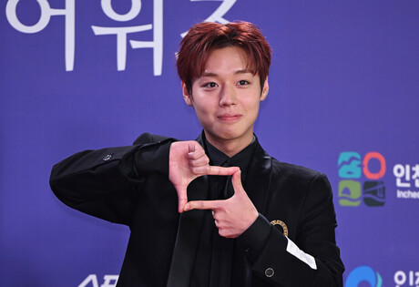 박지훈, 크롭 재킷과 브로치로 완성한 아방가르드 무드
