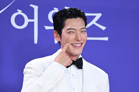 김우빈, 화이트 턱시도로 완성한 클래식 신사 무드