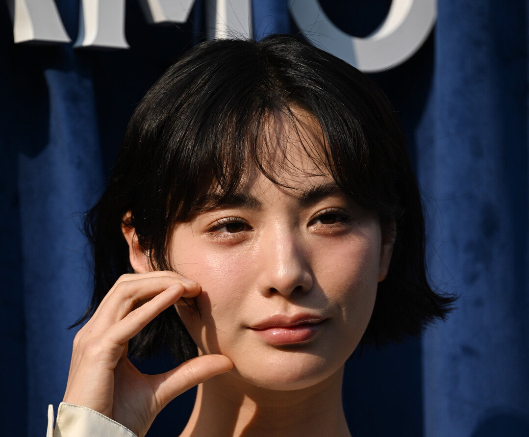배우 나나(Nana), 페라가모와 완성한 클래식 무드의 세미 시크