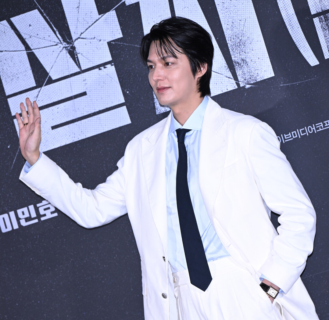 화이트 슈트 속 열정 가득한 눈빛…이민호, 