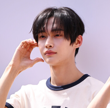 라이즈(RIIZE) 원빈(Wonbin), 크림 톤 링거 반팔로 그려낸 내추럴 무드
