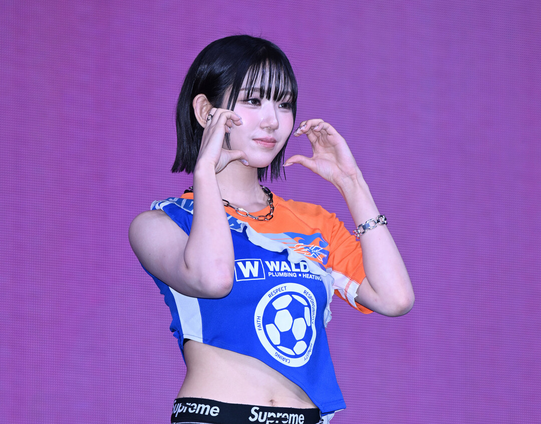 스포츠 저지에 시그니처 웨이스트 벨트, 아워벌스데이(OURBIRTHDAY) 조혜진표 스트리트 무드