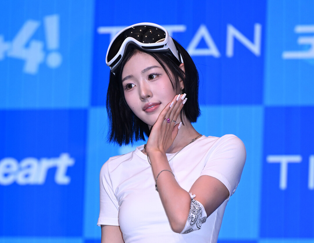 앳하트(AtHeart) 아린(Arin), 고글 포인트로 완성한 스포티 룩