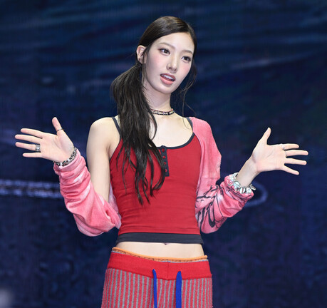 튜이드(TUIDE) 서연(SEOYEON), 레드 헨리넥 톱에 워시드 핑크 가디건…경쾌한 무드로 시선 강탈