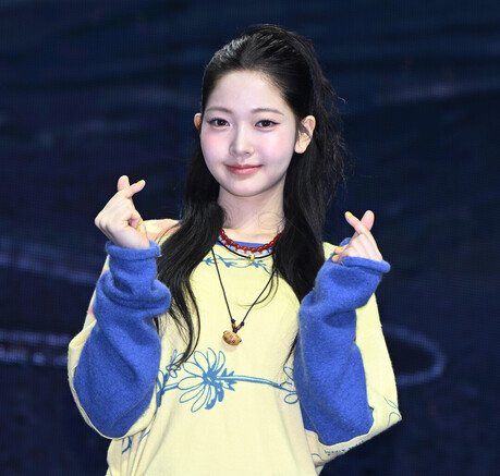 튜이드(TUIDE) 지아(JIA), 옐로우 니트 원피스에 레이어드 목걸이…자유분방한 걸리시 무드