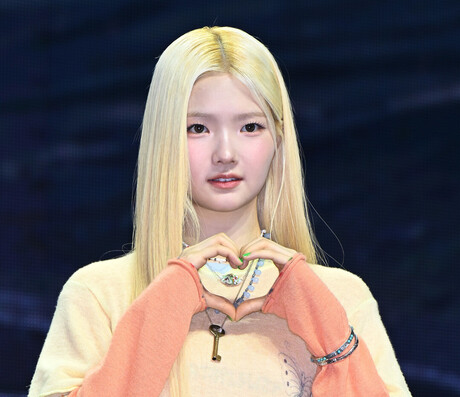 튜이드(TUIDE) 서희(SEOHEE), 버터플라이 자수 니트에 레이어드 목걸이로 청량美 완성