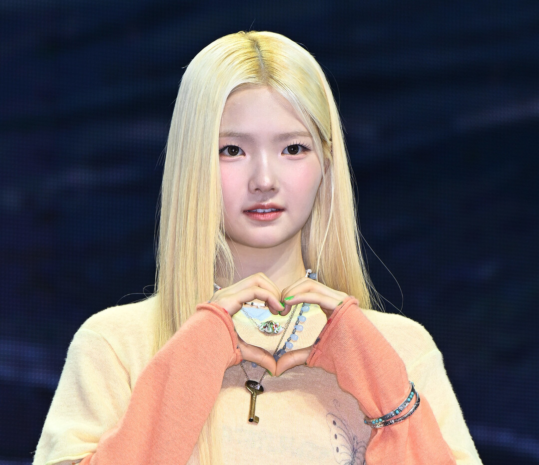 튜이드(TUIDE) 서희(SEOHEE), 버터플라이 자수 니트에 레이어드 목걸이로 청량美 완성