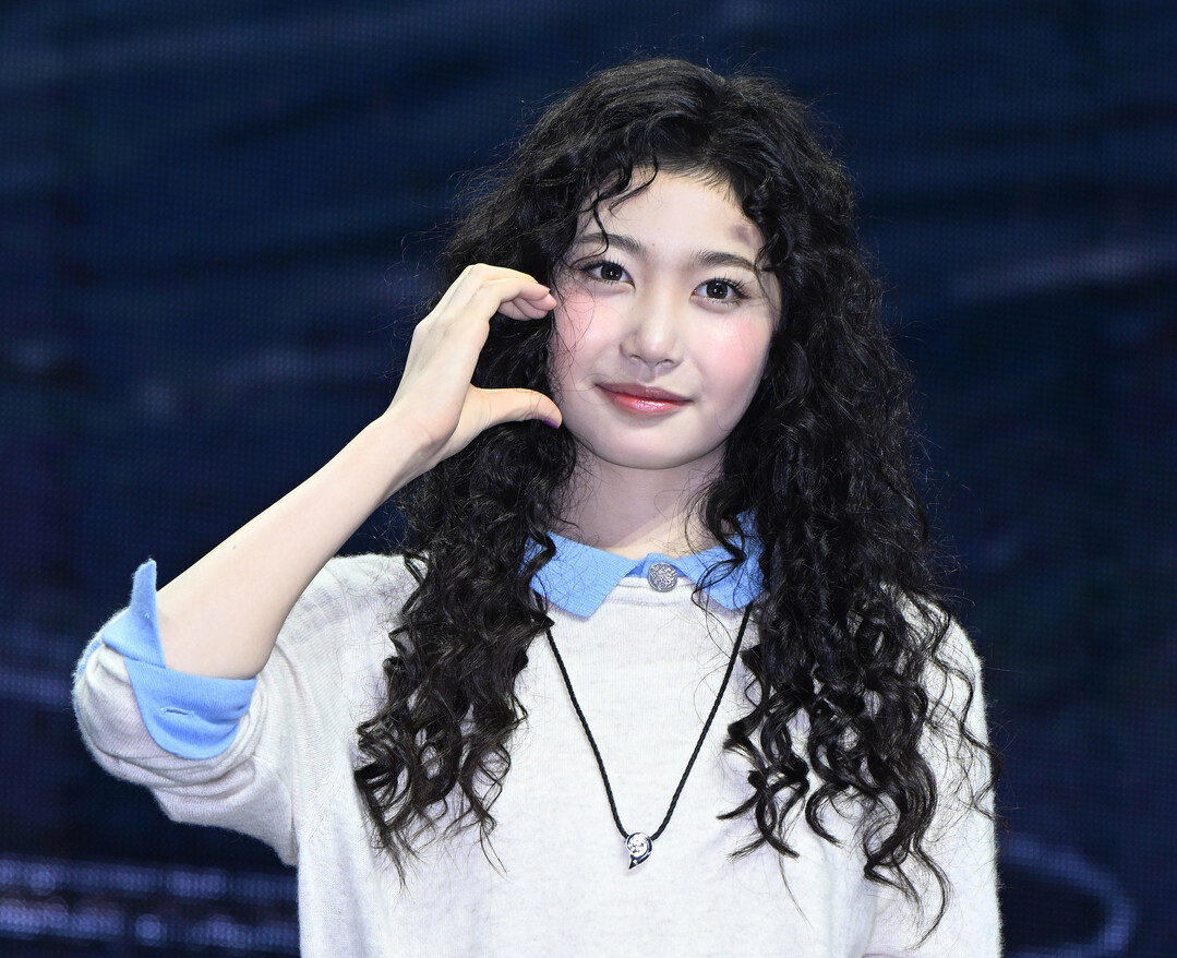 튜이드(TUIDE) 사키(SAKI), 컬리 헤어에 스트라이프 니트 매치…청량한 무드 완성