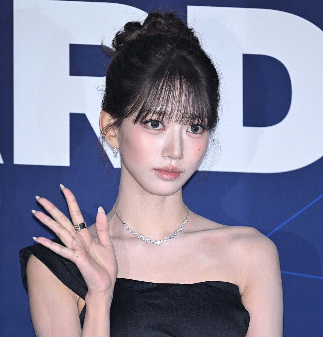 미야오(MEOVV) 수인, 블랙 원숄더 드레스로 완성한 시크한 블루카펫 무드
