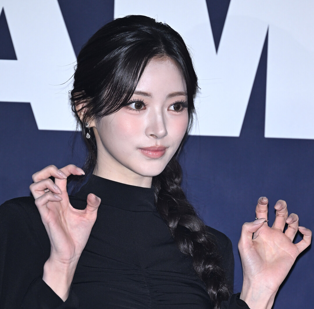 미야오(MEOVV) 안나, 블랙 터틀넥과 레이스 스커트로 완성한 미스터리한 카리스마