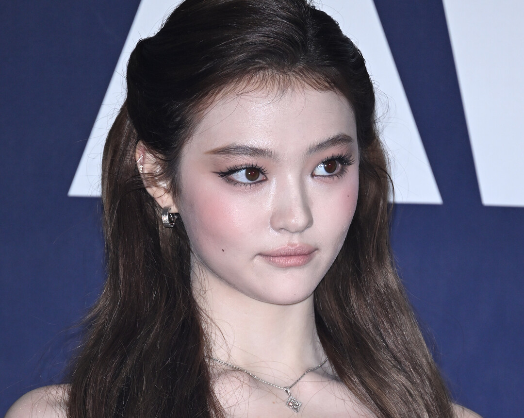 미야오(MEOVV) 엘라, 하프업 웨이브와 다이아몬드 주얼리로 완성한 청순 그레이스