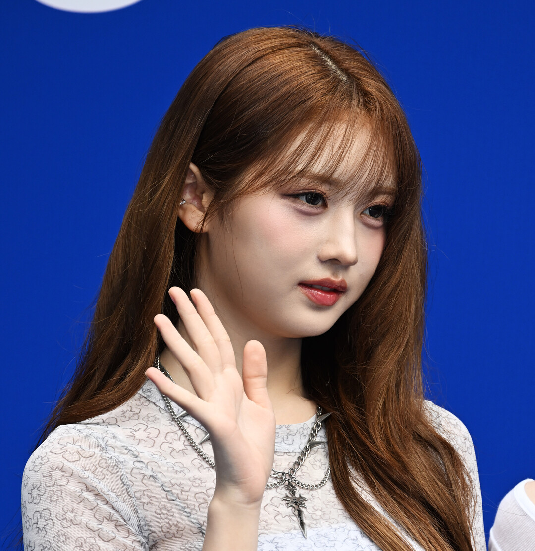 [2027 S/S 서울패션위크] 나비의 꿈을 입은 힛지스 서희, 얼킨과 함께한 몽환적 포토월