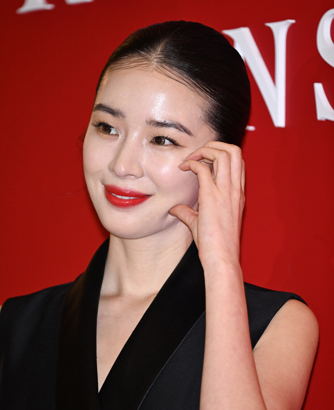 아이린, 새틴 케이프로 완성한 