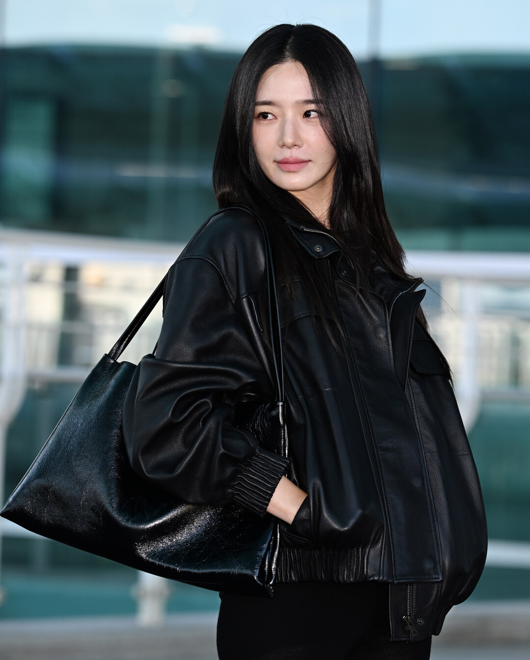 박규영, 올블랙 레더룩으로 완성한 뉴욕行 시크 무드... COS와 함께한 완벽한 하루