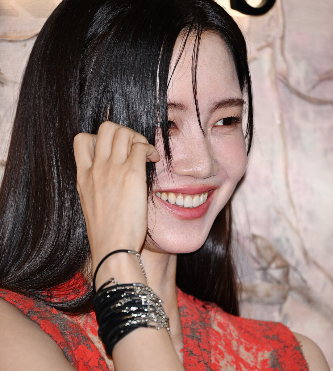신현빈, 강렬한 레드 텍스처로 완성한 가을밤... 메종 마르지엘라와 함께한 세련된 매력