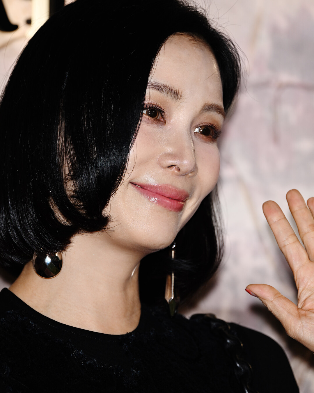 고소영, 우아한 블랙 드레스로 완성한 완숙미... 메종 마르지엘라와 함께한 클래식한 밤