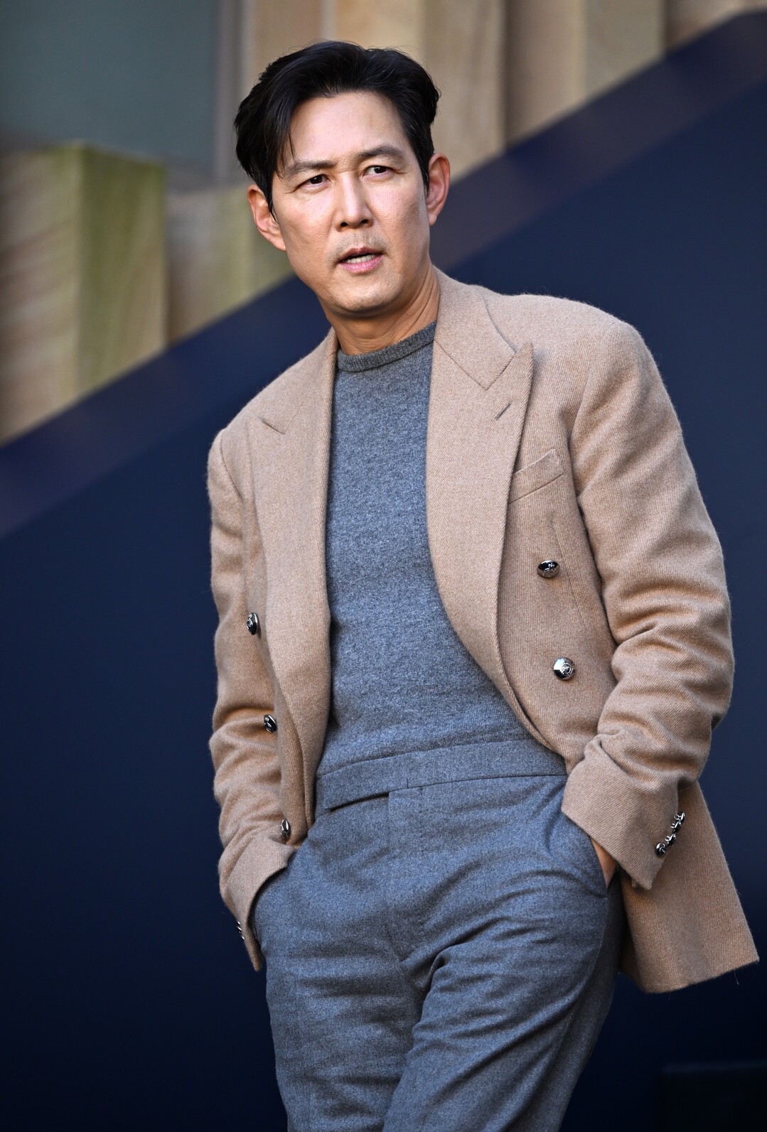 이정재, 베이지 더블 코트로 완성한 