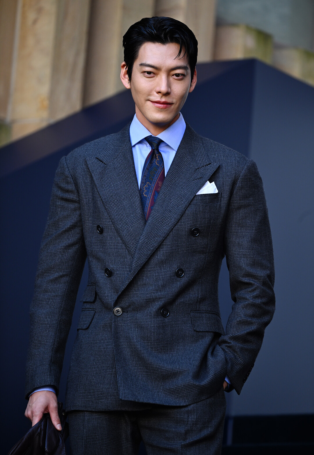김우빈, 글렌체크 더블 슈트로 완성한