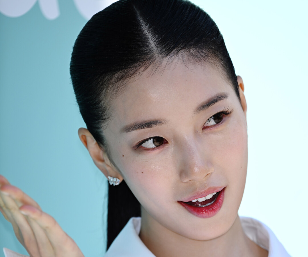 수지, 경호원 45명이 지켜낸 '물광 미모'…앗! [포토]