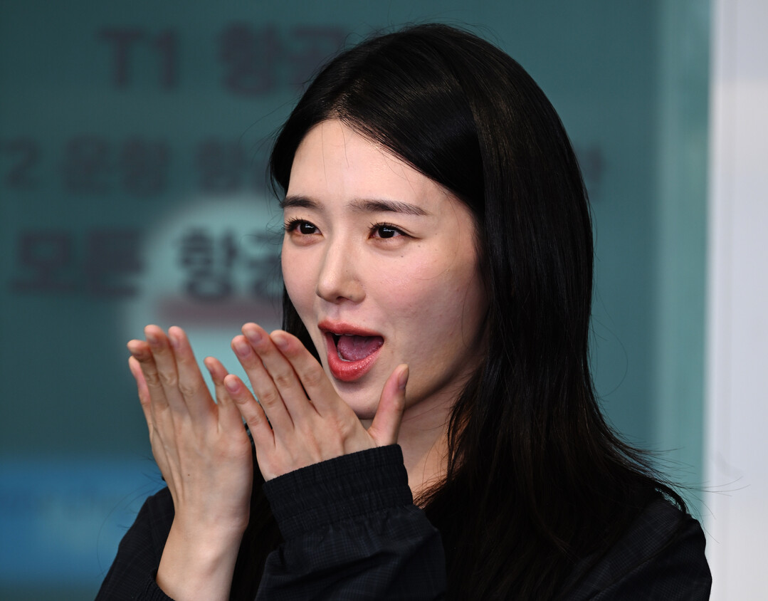 박규영, 한가위 키스! (Kyu Young Park Departs for Gucci 2027 S/S Fashion Show in Effortlessly Chic Airport Style)