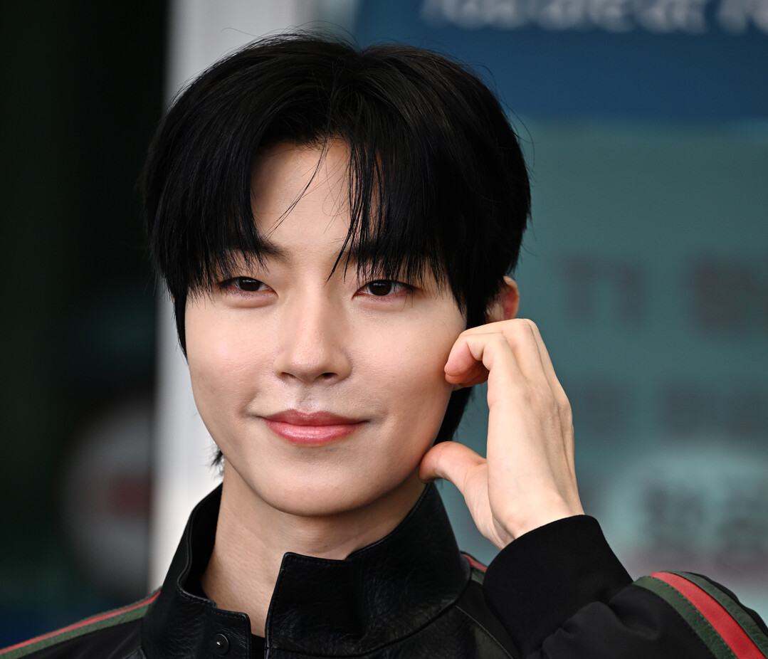 황인엽, 사랑이 뿜뿜! (Hwang Inyoup heads to Paris in Gucci Web-stripe style for the brand