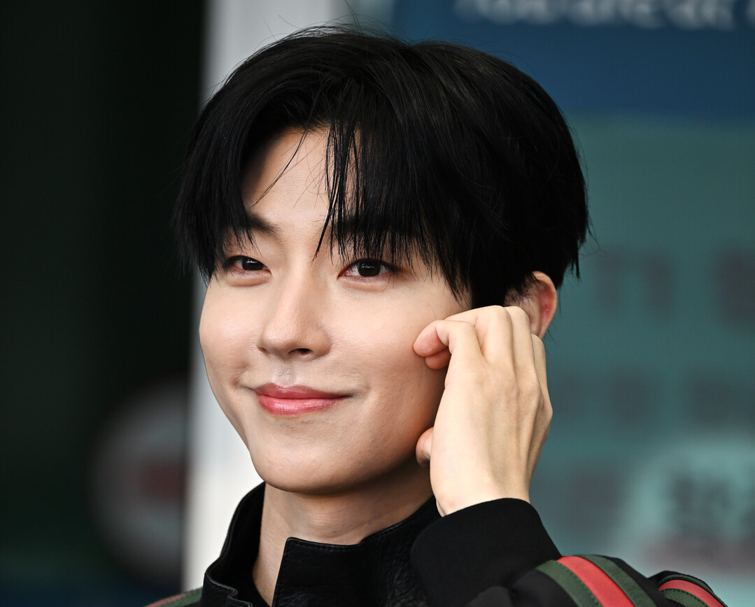 황인엽, 미소천사! (Hwang Inyoup heads to Paris in Gucci Web-stripe style for the brand