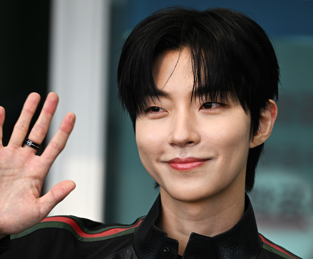황인엽, 방가방가! (Hwang Inyoup heads to Paris in Gucci Web-stripe style for the brand