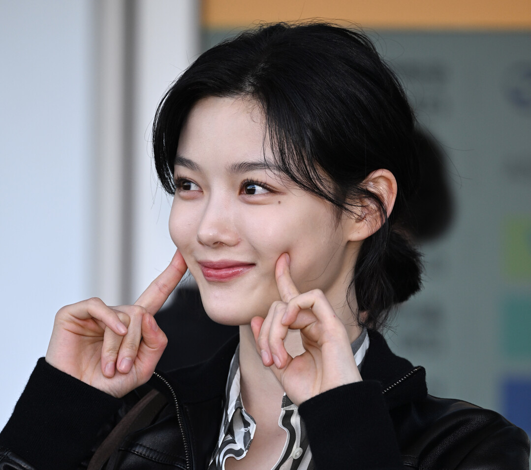 김유정, 사랑의 볼콕! (Kim You Jung Turns Her Milan-Bound Airport Look into a Stage for "100 Days of Deception")