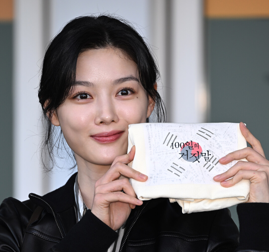김유정, 홍보의 여왕! (Kim You Jung Turns Her Milan-Bound Airport Look into a Stage for "100 Days of Deception")