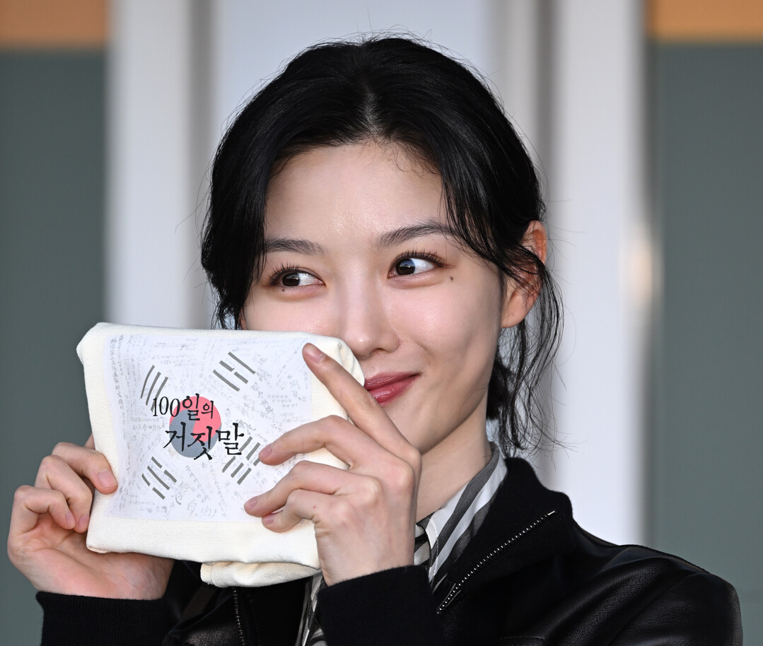 김유정, 사랑스러운 그녀! (Kim You Jung Turns Her Milan-Bound Airport Look into a Stage for "100 Days of Deception")