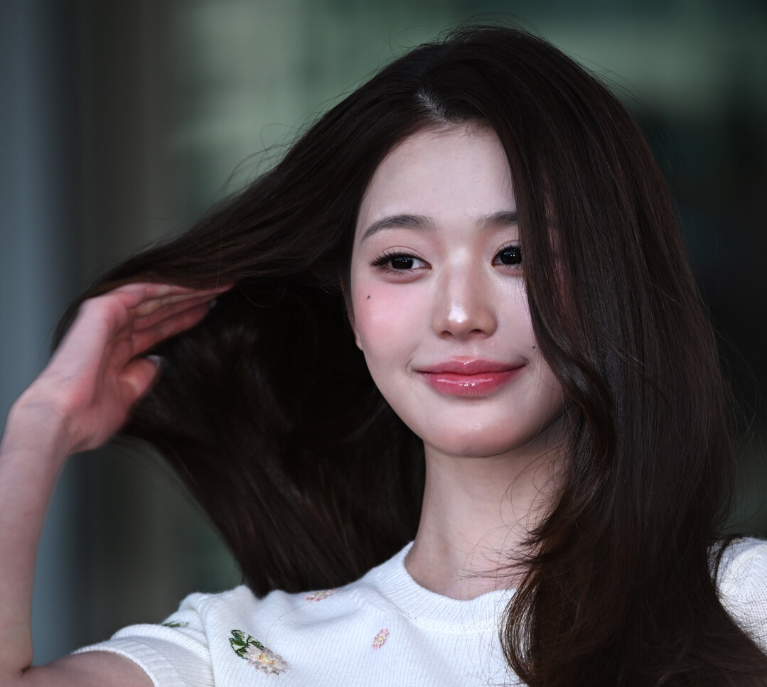 아이브(IVE) 장원영(Jang Wonyoung), 머리카락 흩날리며! (Jang Wonyoung of IVE Departs for Paris in an All-White Look for Dior SS27 Show)