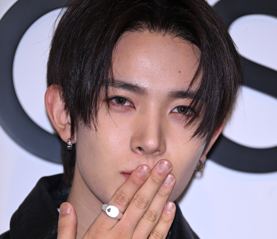 에반(EVAN), 팬들에게 키스를! (EVAN Delivers a Sleek Autumn Look at COS AW26 Photocall)