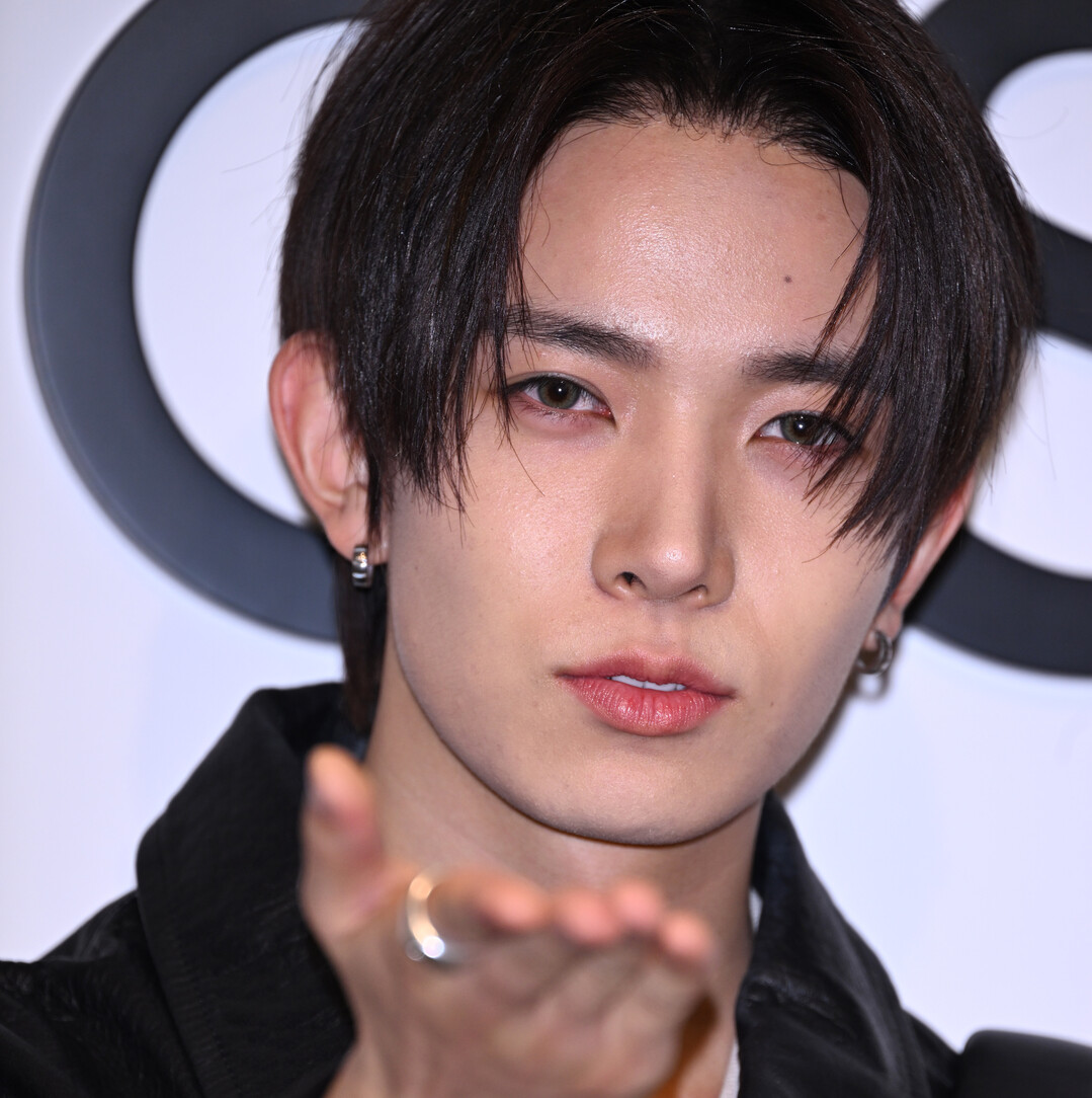 에반(EVAN), 깊은 입맞춤! (EVAN Delivers a Sleek Autumn Look at COS AW26 Photocall)