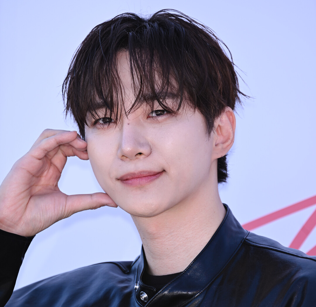 이준호(JUNHO), 블랙 레더로 포토월 접수…