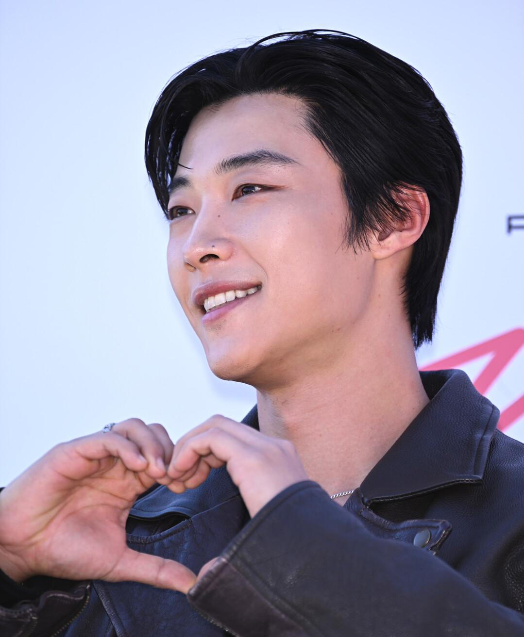 우도환(Woo Do Hwan), 빈티지 레더로 포토월 압도…