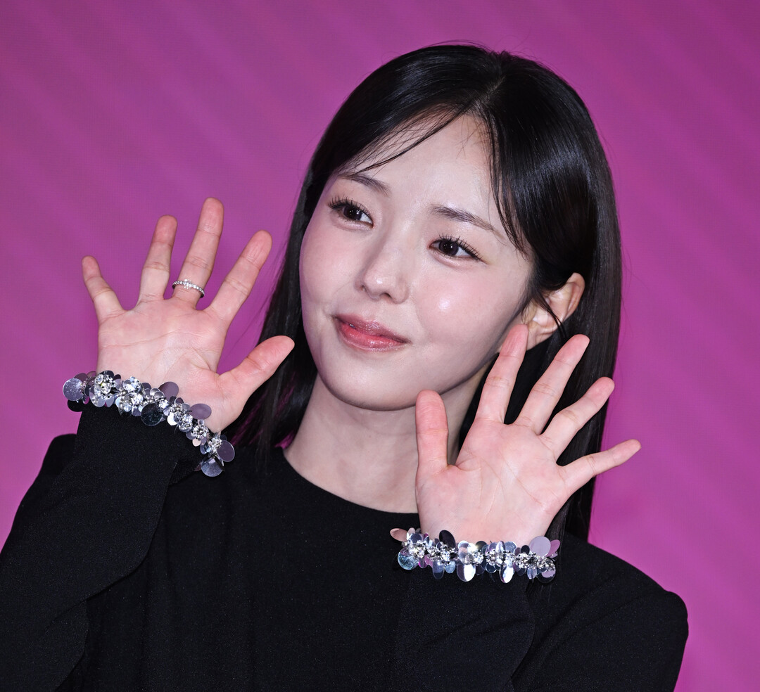 채수빈(Chae Soo-bin), 블랙 미니 드레스에 반짝임 한 스푼…'로맨스 충전' 완료한 러블리 시크