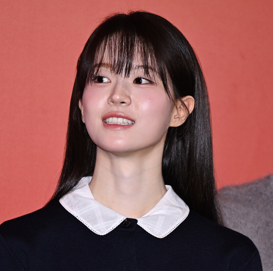전소영, 너무 깨끗한 Girl! (Jeon So-young Charms in Classic Navy and Dewy Makeup at the 31st BIFF)
