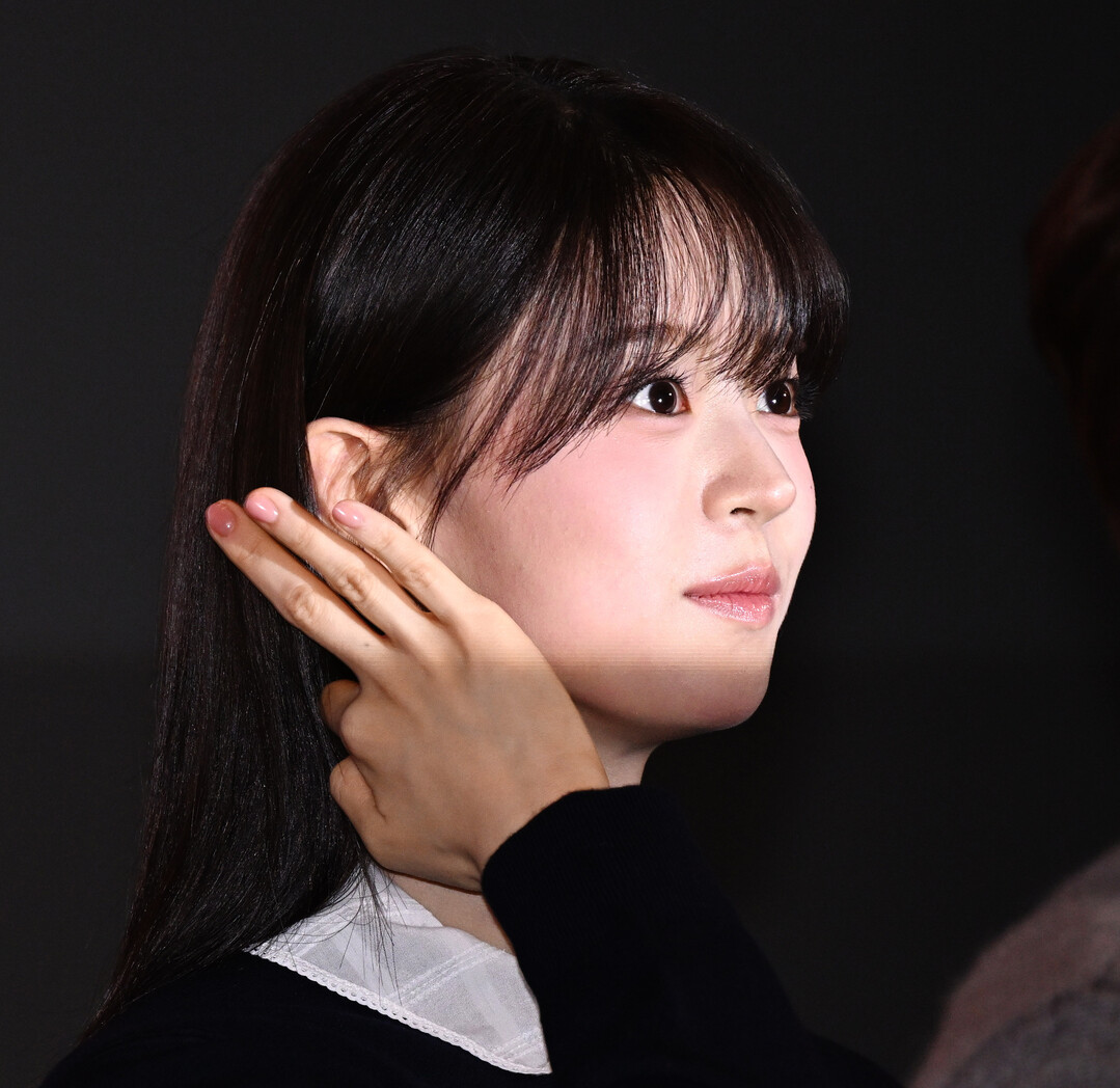 전소영, 세상을 밝히는 미모! (Jeon So-young Charms in Classic Navy and Dewy Makeup at the 31st BIFF)