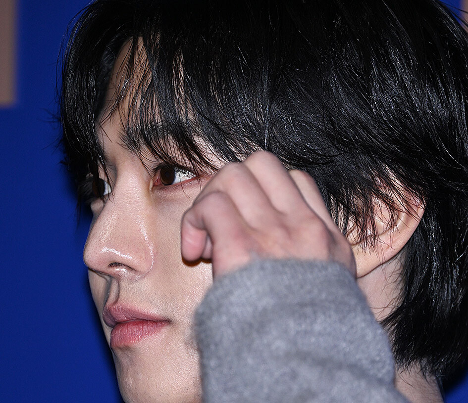 안효섭(Ahn Hyo-seop), 울트라마린 블루 앞에 선 그레이 톤의 부드러운 품격