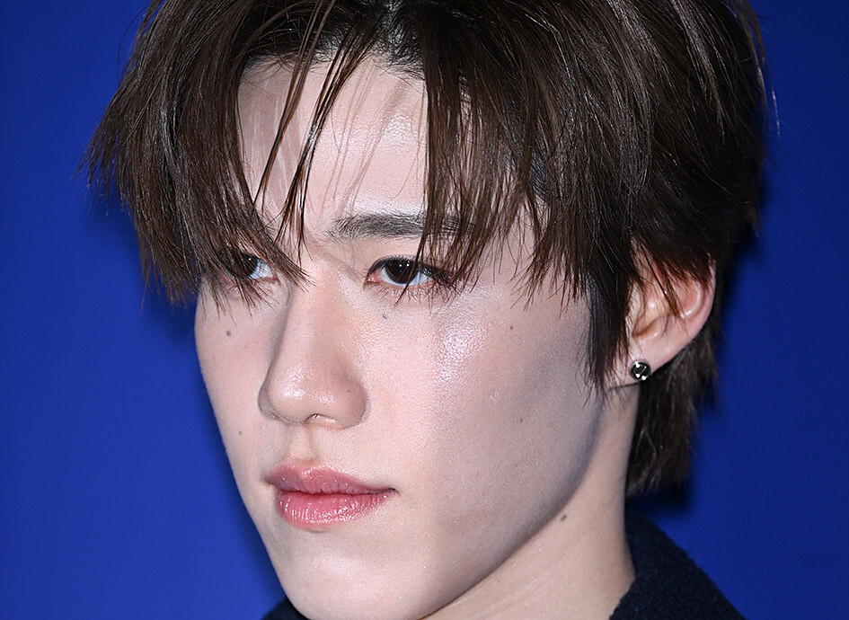 피피 끄릿(PP Krit), 네이비 재킷 위 골드 프린지로 빚어낸 울트라마린 속 시크한 존재감