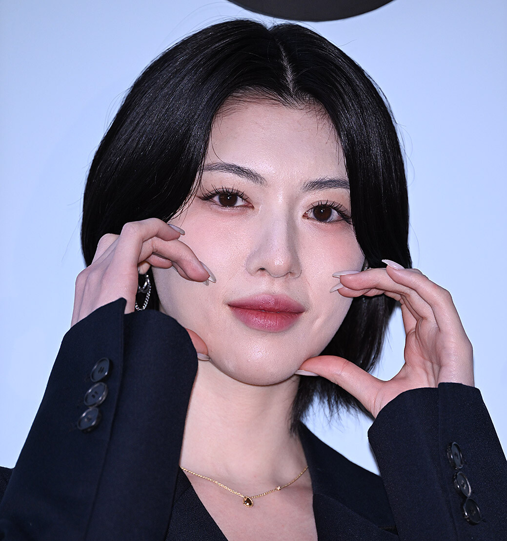 미요시 아야카(Miyoshi Ayaka), 네이비 테일러링에 더한 화이트 플리츠…한남동을 압도한 
