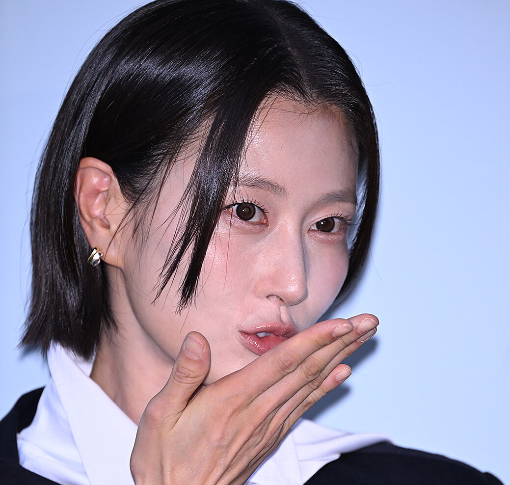 이현이(Lee Hyun-yi), 네이비 테일러링에 화이트 칼라 얹은 