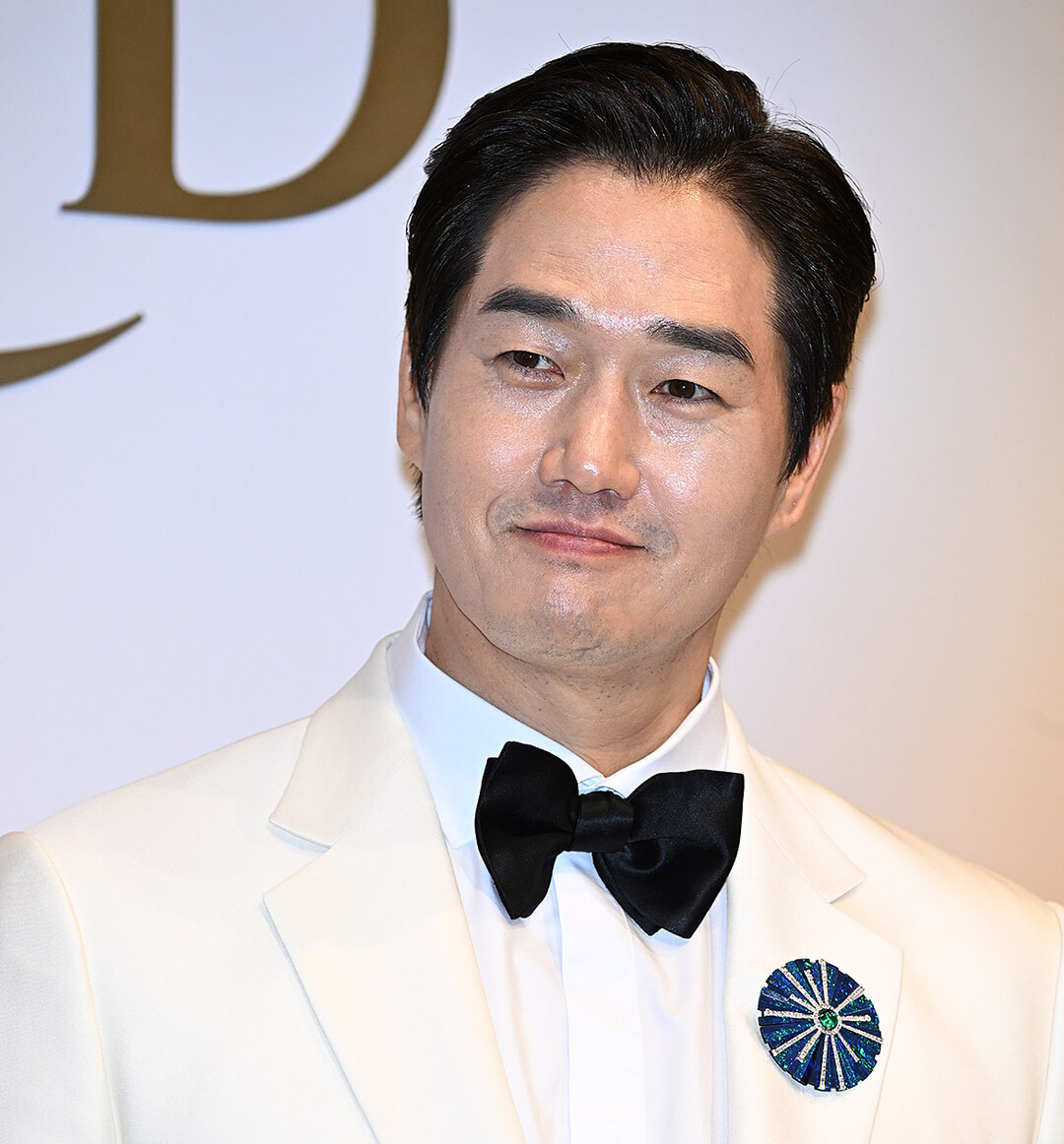 유지태, 순백의 턱시도 재킷에 푸른 별빛 하나…90년의 꿈!